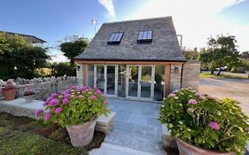 Idyllic Secluded Hideaway With Countryside Views On The Edge Of The Cotswolds