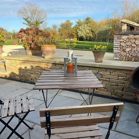 Idyllic Secluded Hideaway With Countryside Views On The Edge Of The Cotswolds Villa Hailey Exterior photo