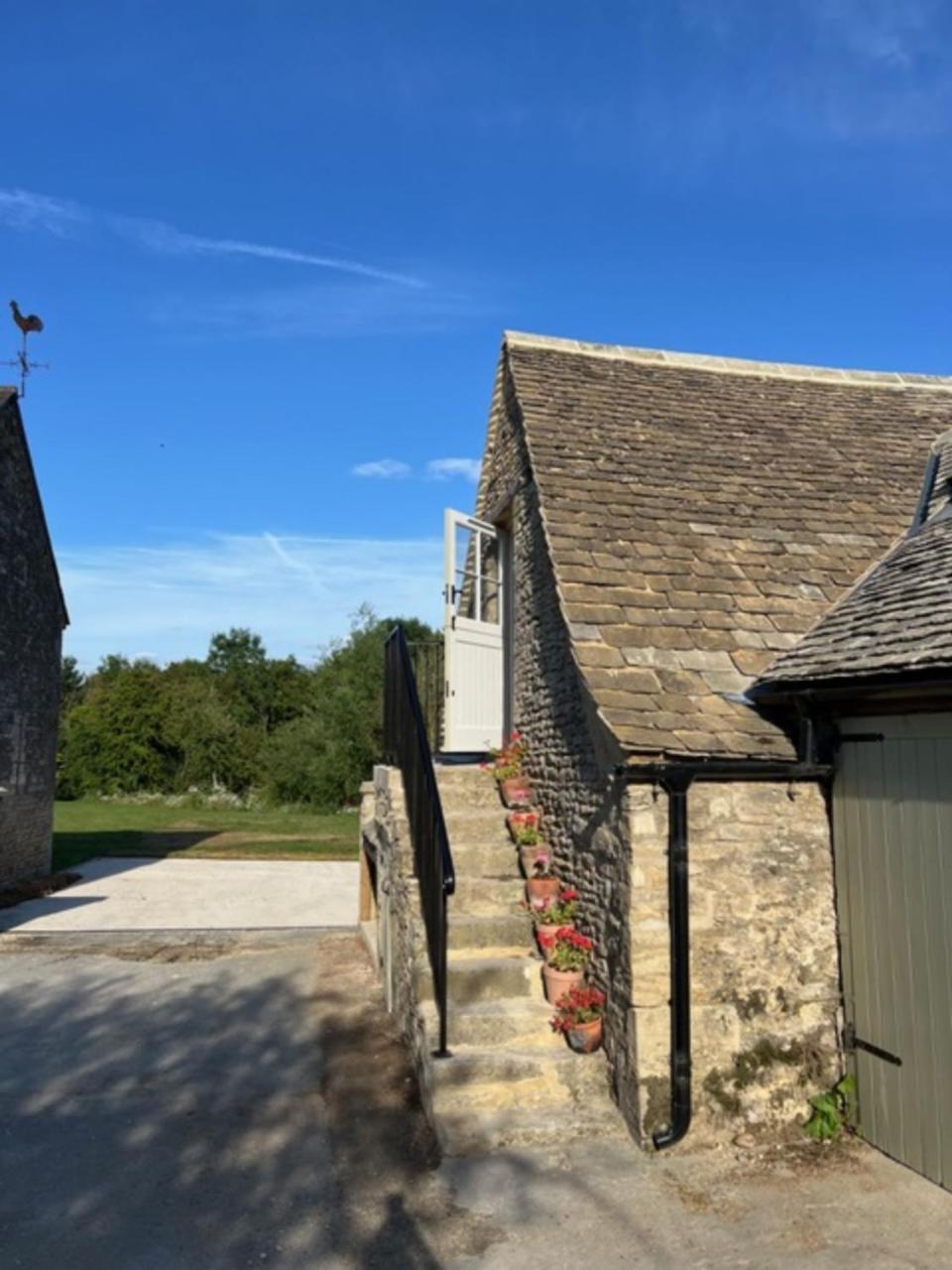 Idyllic Secluded Hideaway With Countryside Views On The Edge Of The Cotswolds Villa Hailey Exterior photo