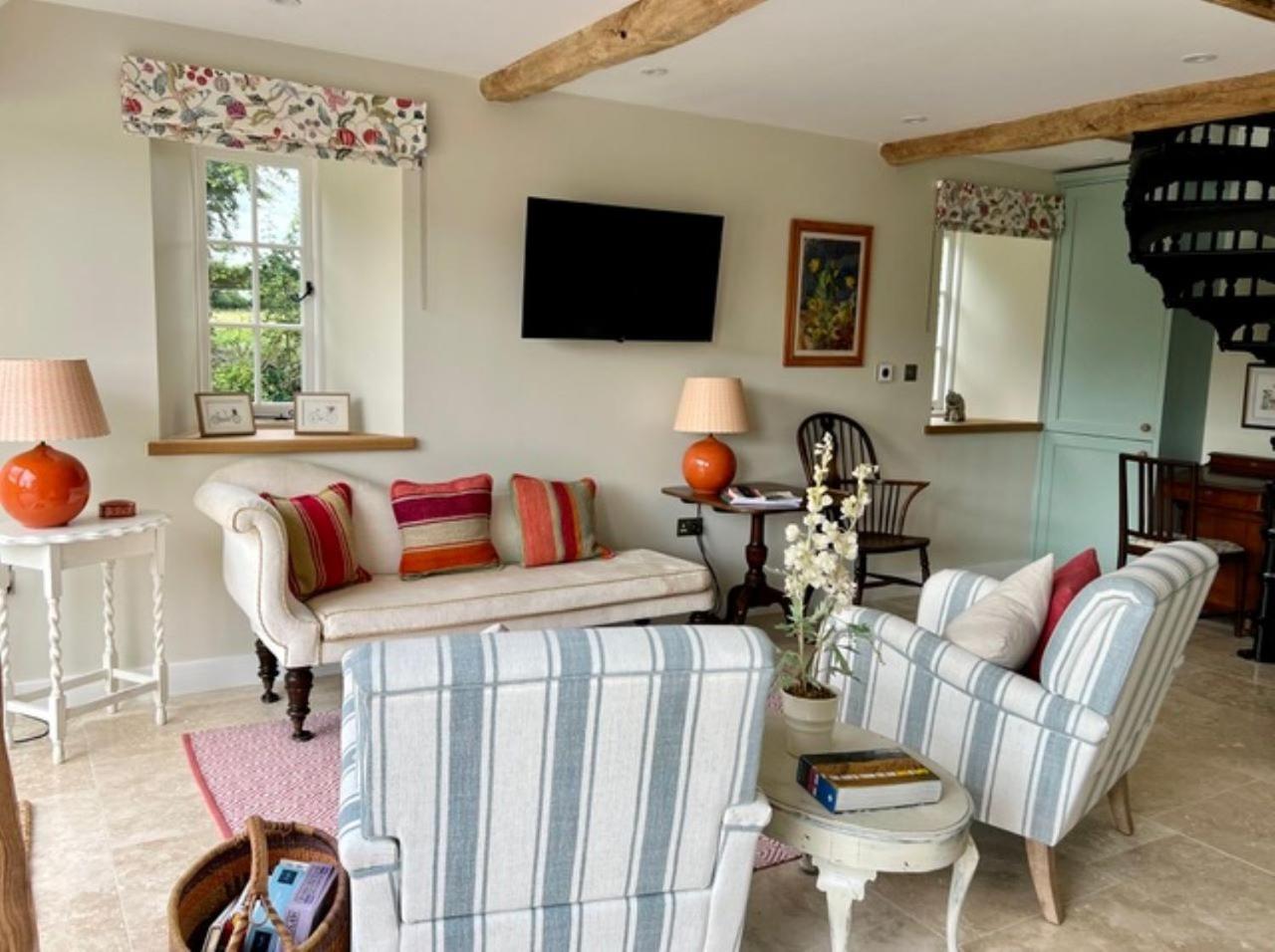 Idyllic Secluded Hideaway With Countryside Views On The Edge Of The Cotswolds Villa Hailey Exterior photo