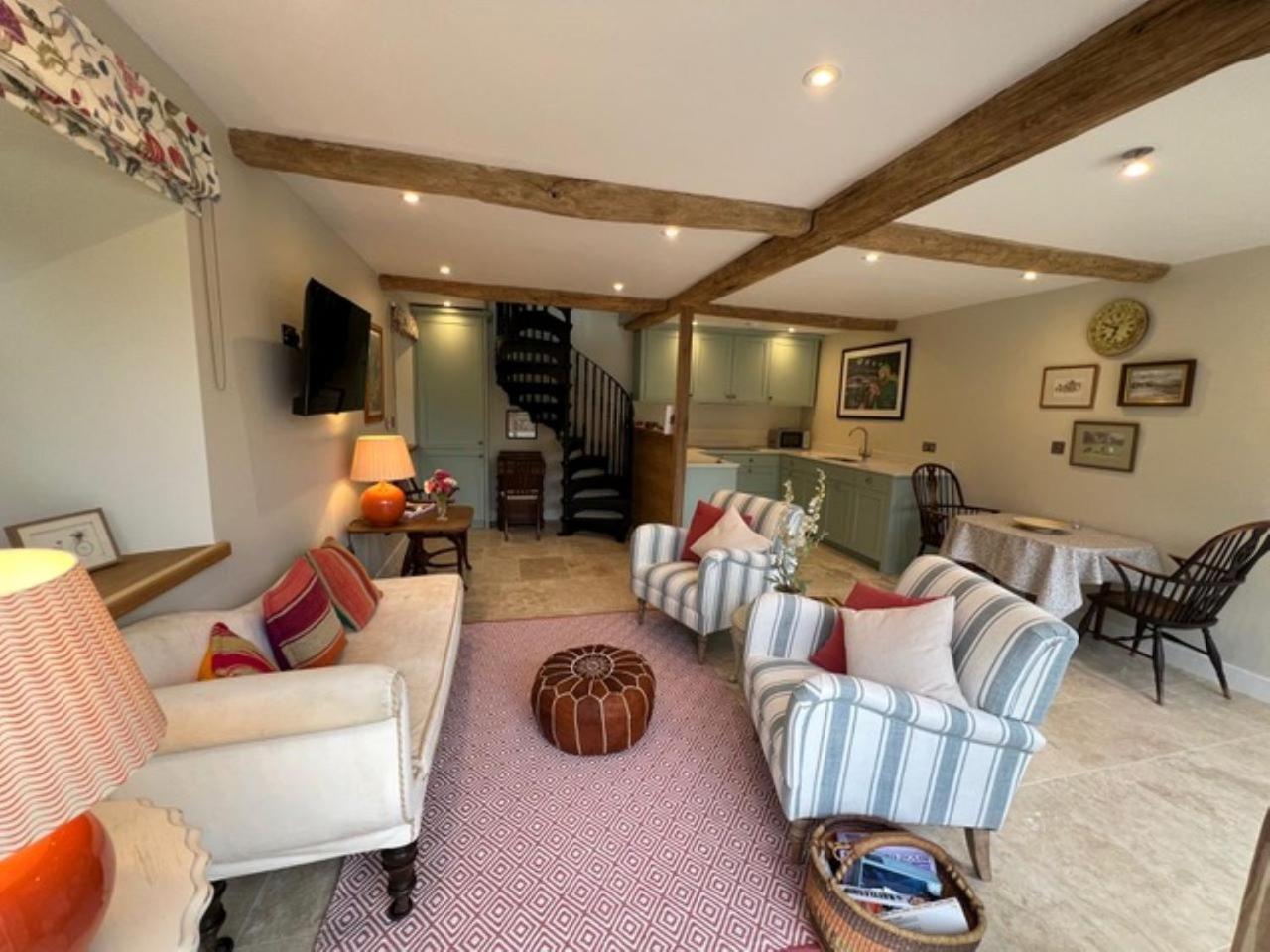 Idyllic Secluded Hideaway With Countryside Views On The Edge Of The Cotswolds Villa Hailey Exterior photo